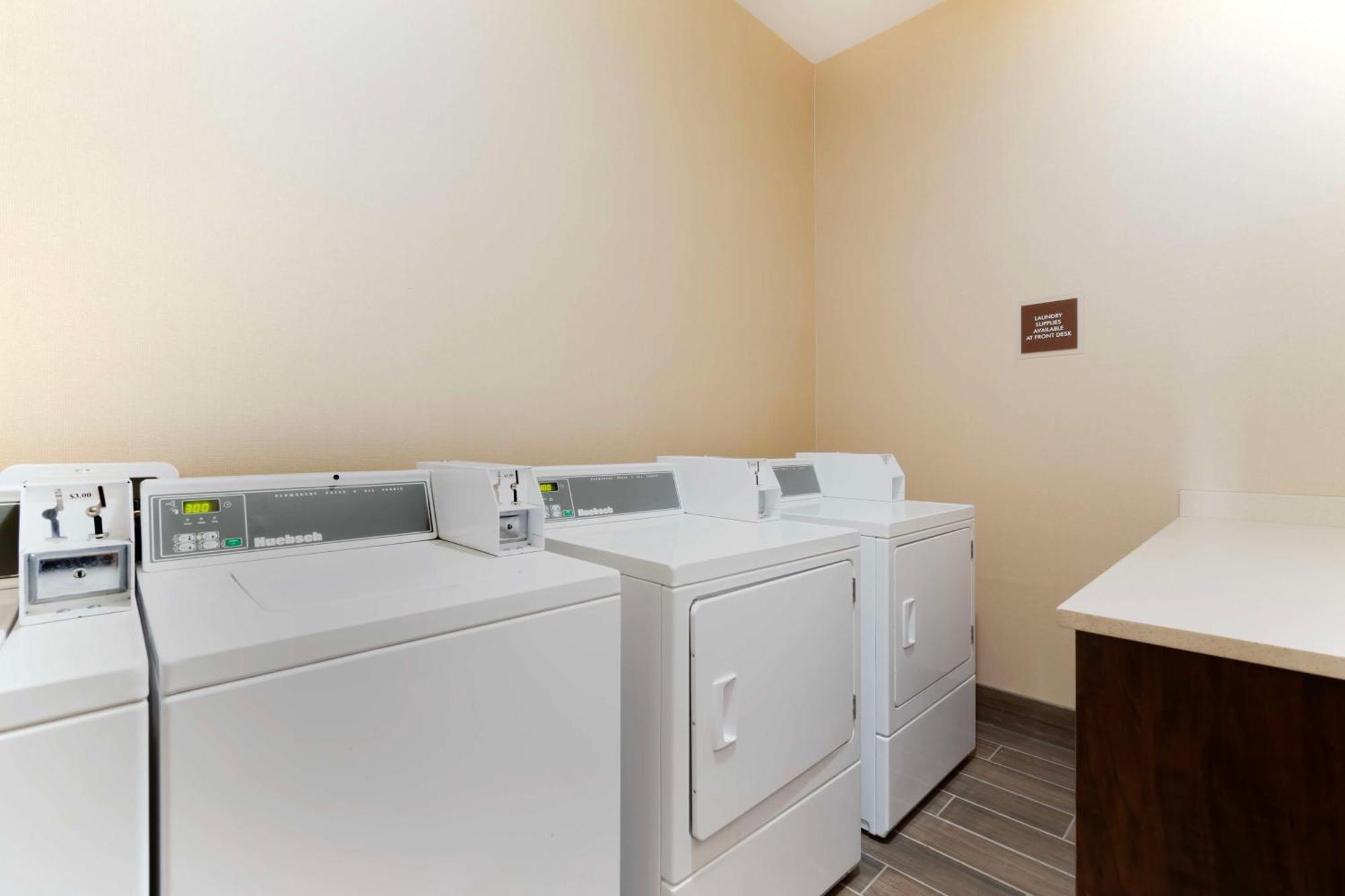 ベスト ウェスタン プラス ムーソミン ホテル Moosomin エクステリア 写真