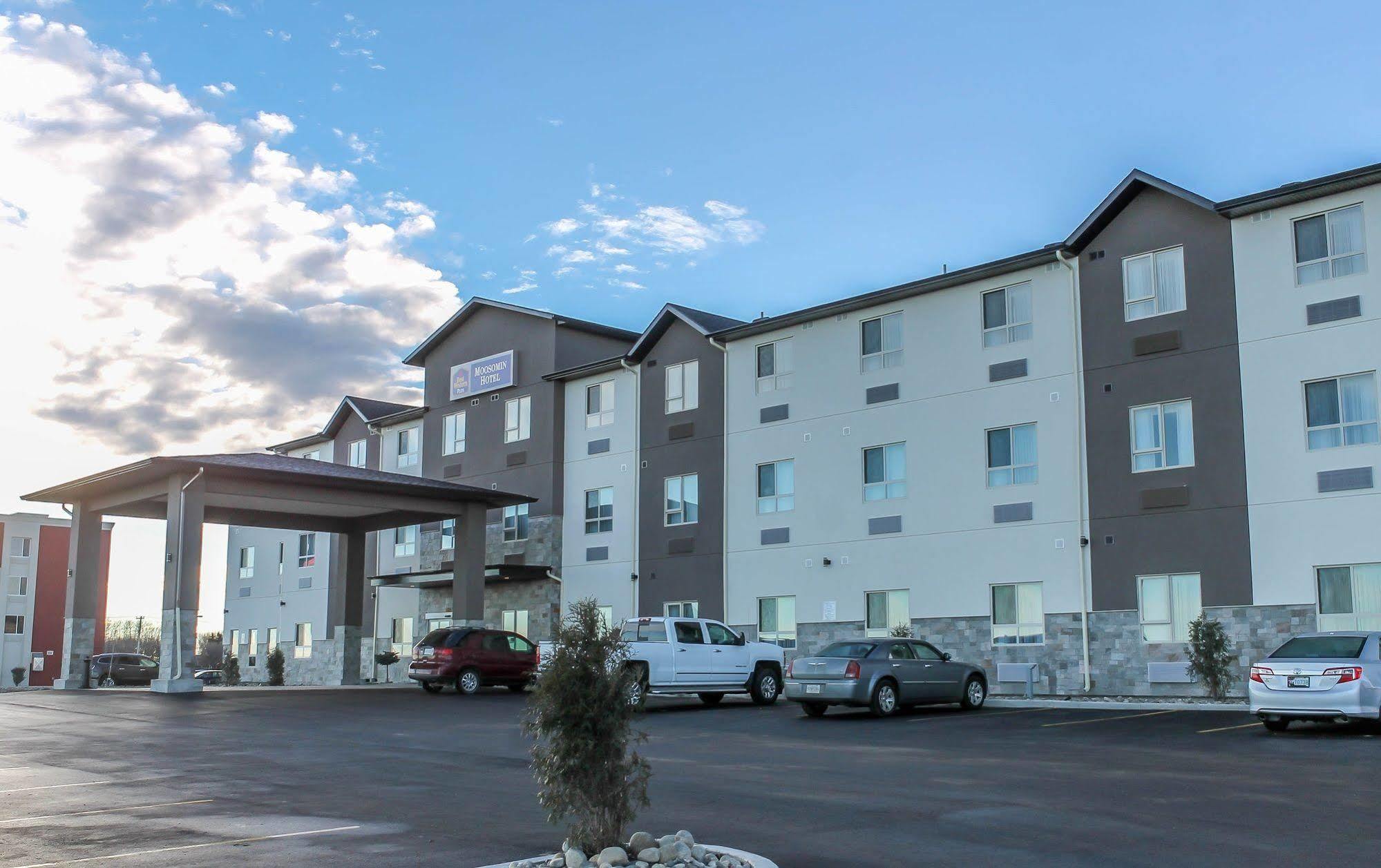 ベスト ウェスタン プラス ムーソミン ホテル Moosomin エクステリア 写真